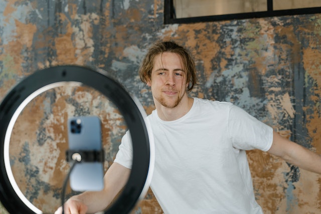 Ein Influencer posiert mit einem T-Shirt einer lokalen Marke.