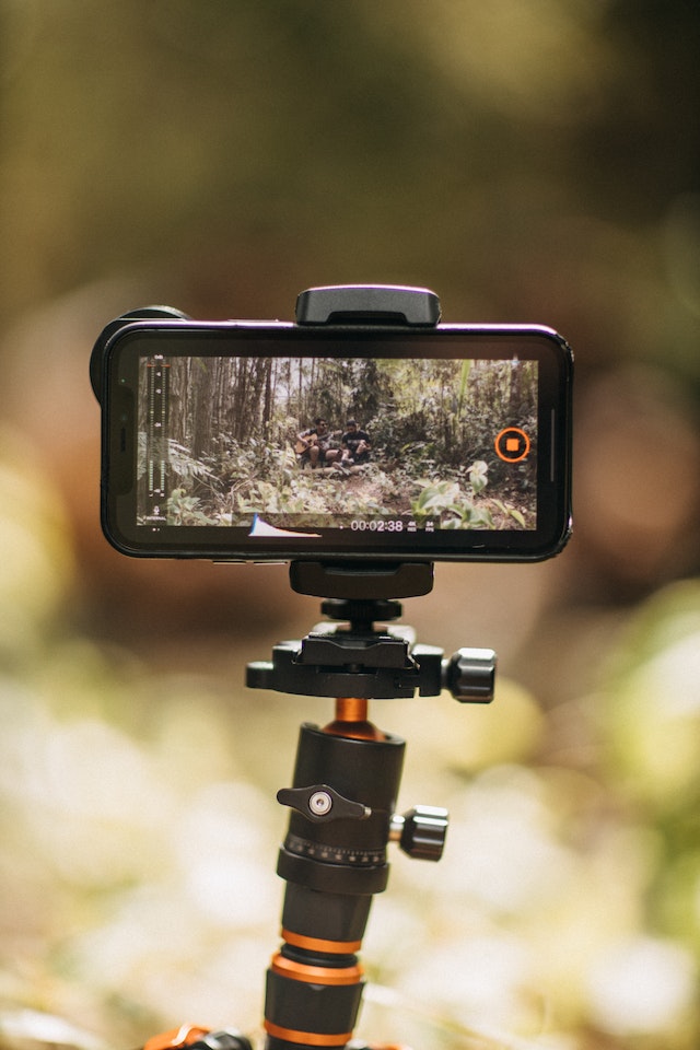 Une caméra enregistre du contenu en extérieur pour une marque de produits naturels.