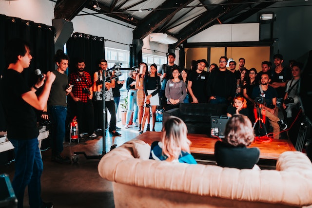 Beim Networking auf Influencer-Events können Sie neue Leute kennenlernen und Möglichkeiten für Markenpartnerschaften finden.