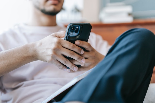 Alguien con el teléfono en la mano mirando su perfil de Instagram preguntándose cómo comprar seguidores de IG.