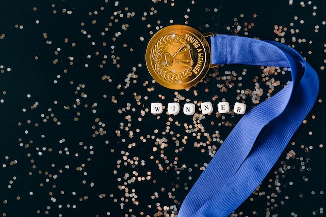 pexels-nataliya-vaitkevich-6120403 | Path Social Una medalla y unas letras de ganador que representan la celebración de un concurso de IG para seguidores reales y comprados.