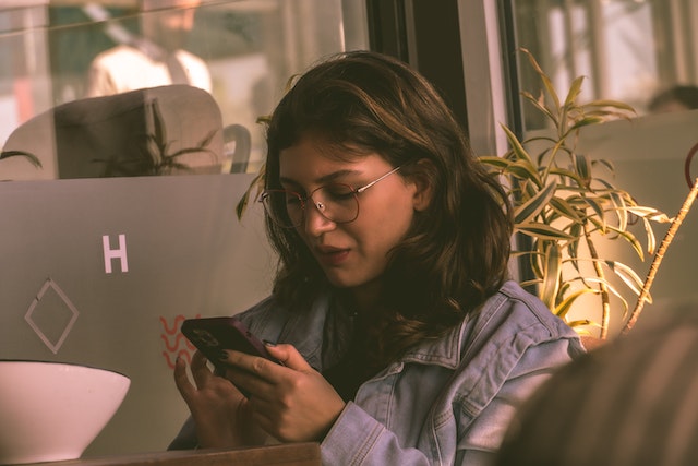 Een gebruiker die tal van gratis Instagram volgers proefdiensten op haar mobiele telefoon. 