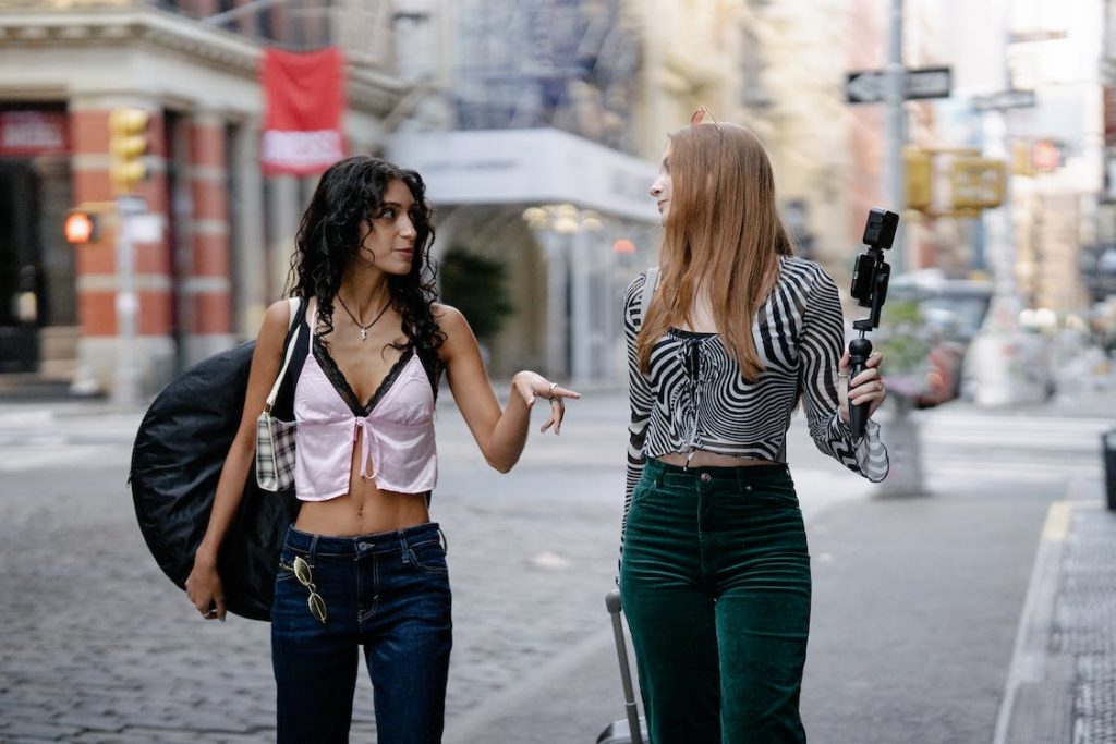 pexels-photo-13929242 | Path Social Dos influencers de Instagram se preparan para grabar sus próximas colaboraciones.