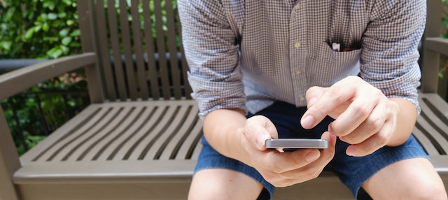 pexels-porapak-apichodilok-346736-1 | Path Social Un usuario tomando medidas para activar su cuenta inactiva Instagram .