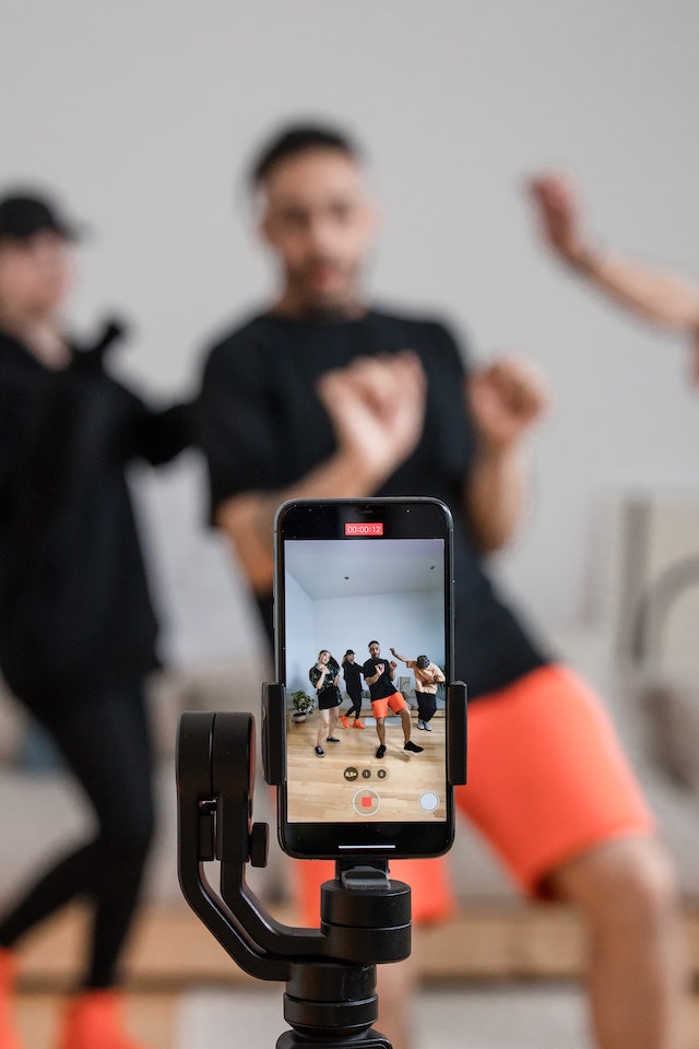 Un groupe de danse enregistre du contenu pour une marque de sport.