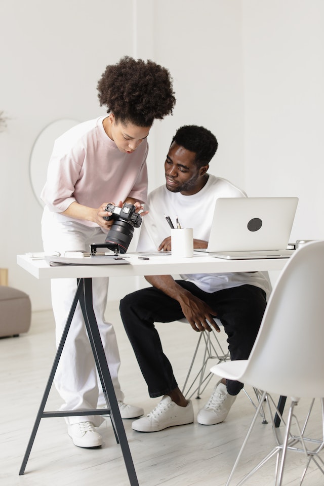 pexels-ron-lach-9909077 | Path Social Due creatori di contenuti girano i contenuti per la loro campagna.