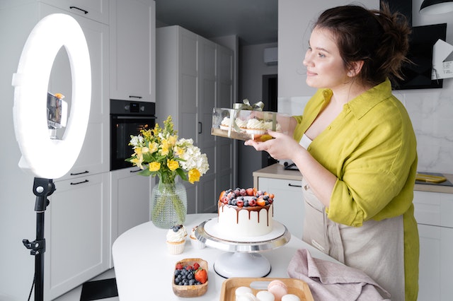 Una food influencer che mostra ai follower uno scorcio della sua vita personale e dei prodotti da forno che ha realizzato.