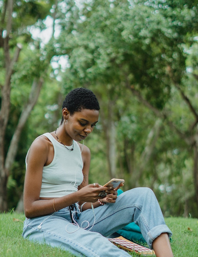 Uma mulher negra envia uma mensagem digital em Instagram.