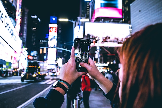 A user creating a stunning video via her smartphone for her Instagram Story. 