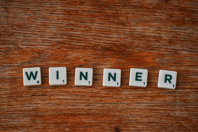 scrabble-4957936_640 | Path Social "Winner"(優勝者)用白色拼字磚在木頭表面拼出。