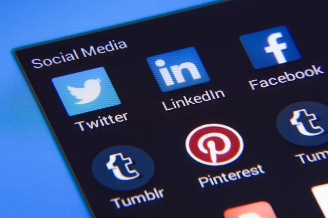 Várias aplicações de redes sociais que representam a partilha da sua conta Instagram em diferentes plataformas.