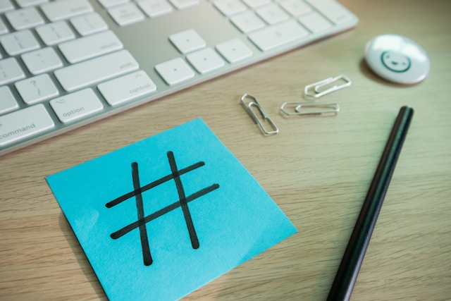 Post-it with the famous hashtag symbol written on it.