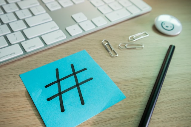 Post-it avec le célèbre symbole du hashtag écrit dessus.