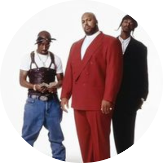 3人の黒人男性が一緒に立っている。