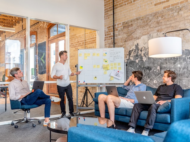 austin-distel-wD1LRb9OeEo-unsplash-2 | Path Social Un equipo de servicios de marketing que trabaja en la estrategia de redes sociales de una marca.