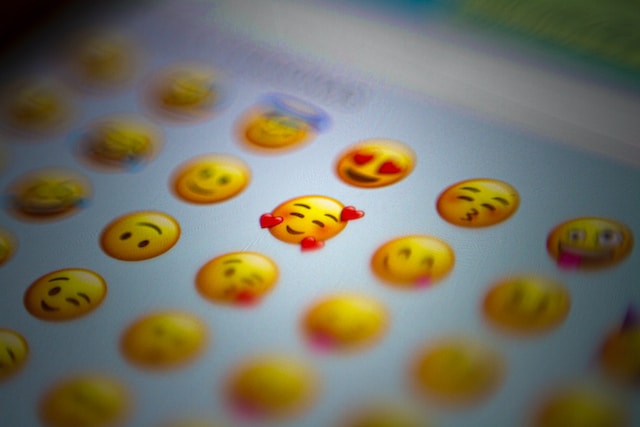 Een emoji-toetsenbord met smileys met verschillende gezichtsuitdrukkingen.