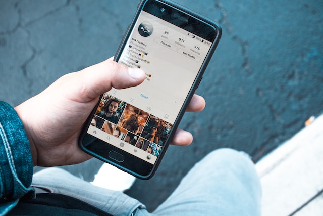  Un influencer de Instagram buscando la función de archivo en su smartphone.
