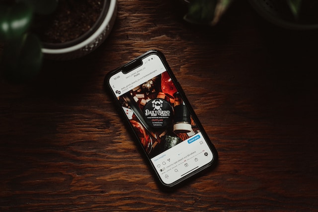 lance-reis-AzlCjsEaMuA-unsplash-1 | Path Social L'account aziendale Instagram di un utente visualizzato su uno smartphone.