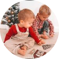 二人の小さな子供が遊んでいる。