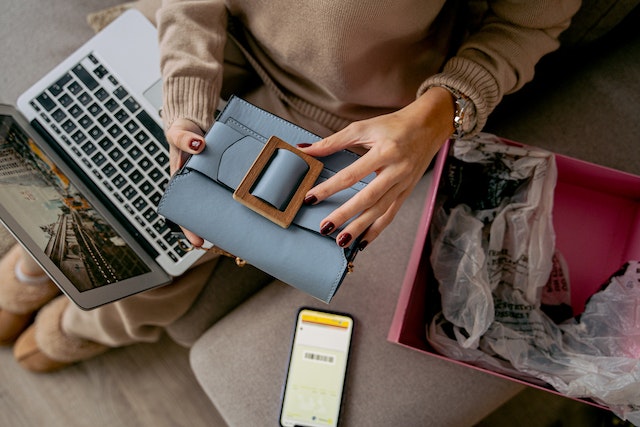 Eine Influencerin packt eine Tasche aus, die von der Marke gesponsert wurde, mit der sie zusammenarbeitet.