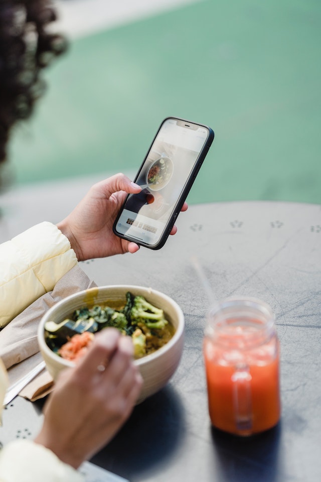 pexels-blue-bird-7242744 | Path Social Un influencer utiliza Instagram en un smartphone.
