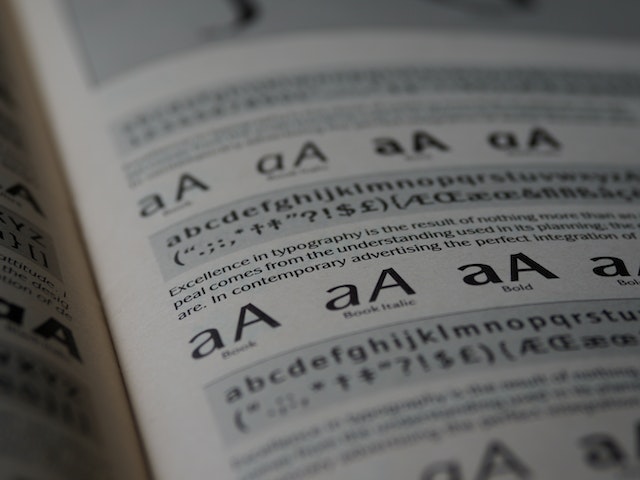 Lehrbuch mit Buchstaben in verschiedenen Schriftarten und Schrifttypen, von kursiv bis fett.