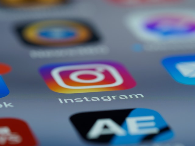 Pictograma aplicației Instagram pe un dispozitiv mobil.