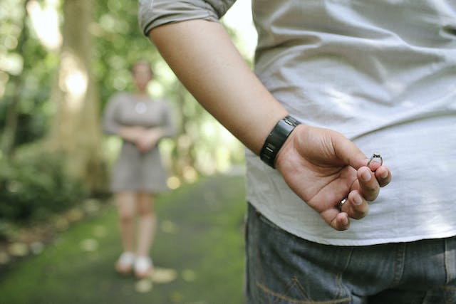 Jemand, der heimlich plant, seinem Partner einen Heiratsantrag zu machen, könnte dies in den Geschichten seiner engen Freunde veröffentlichen.