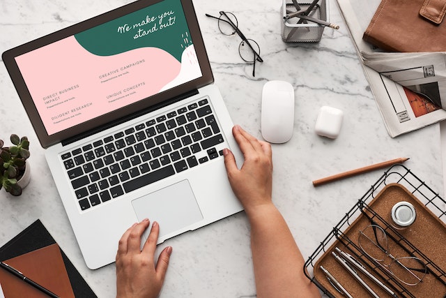 pexels-fauxels-3184160 | Path Social El propietario de una marca consulta en su portátil la oferta de servicios de una agencia de marketing