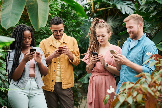 Membri ai podurilor de implicare care apreciază una dintre postările unui coleg Instagram .