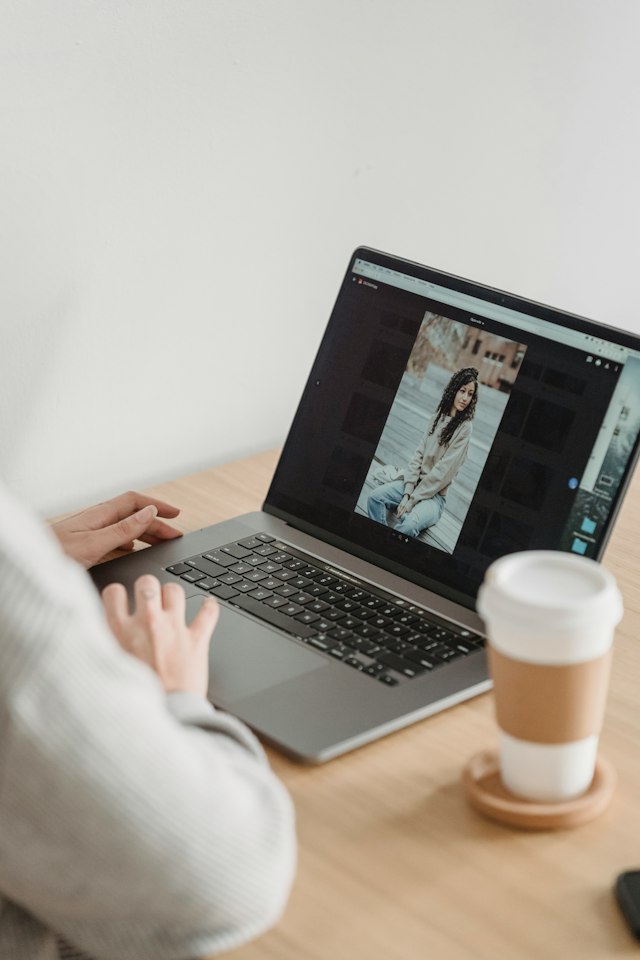 A user viewing a photo of an Influencer.