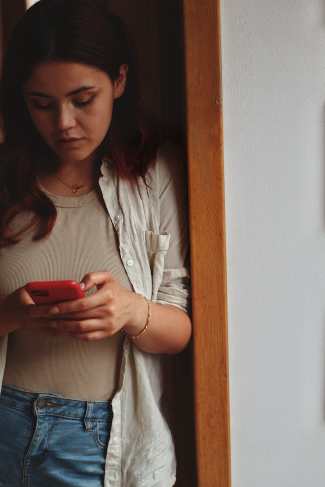 Een vrouw stuurt een Instagram bericht naar een van haar volgers.