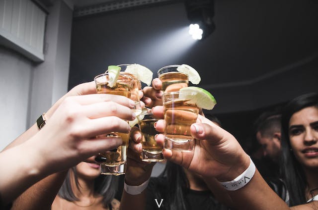 Une photo d'un groupe d'amis en train de boire lors d'une fête qui ne serait partagée que sur CFS.