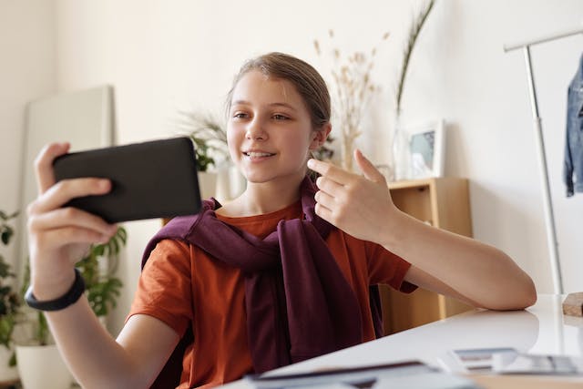 Un influencer care face o sesiune rapidă &quot;AMA: Întreabă-mă orice&quot;. 