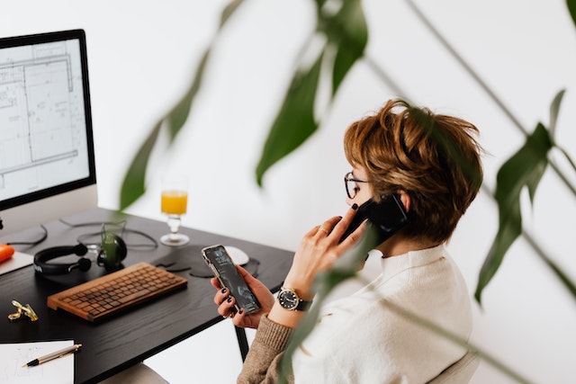 Een vrouw voert een zakelijk gesprek over haar Instagram inhoud.