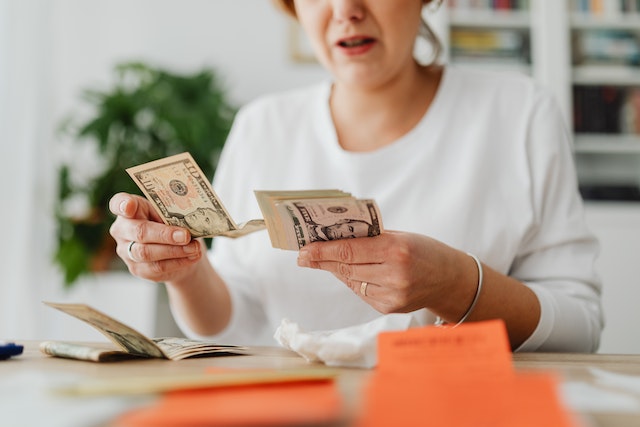 Embajadora contando el dinero que ganó tras hacer una asociación con una marca.