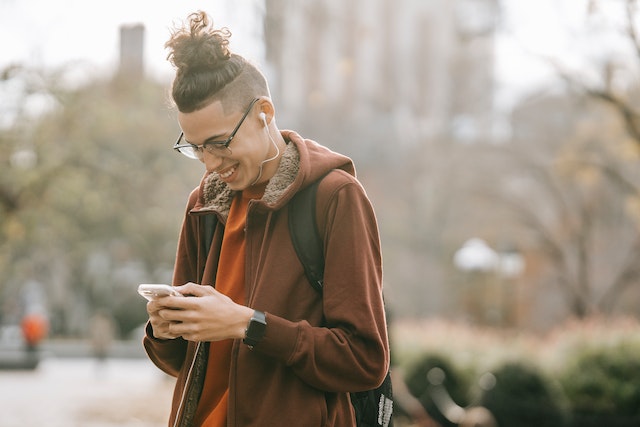 Un homme qui rit après avoir lu la bio humoristique d'une marque sur Instagram .