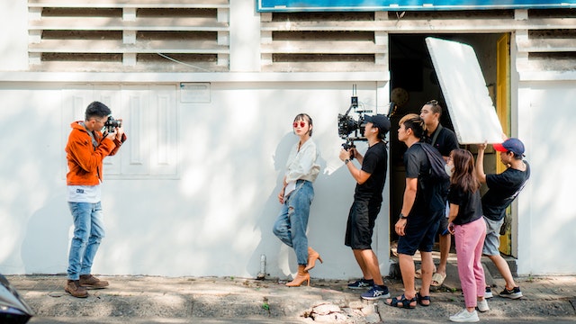 pexels-le-minh-3062532-2 | Path Social Un equipo de creación de contenidos produce un vídeo para la marca de un cliente