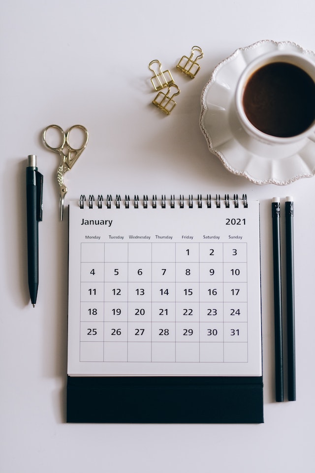 pexels-leeloo-thefirst-5408818 | Path Social 螺旋裝訂日曆開啟至 2021 年 1 月。
