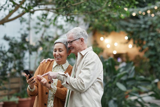 Um casal de idosos a informar-se sobre os novos termos da gíria online. 