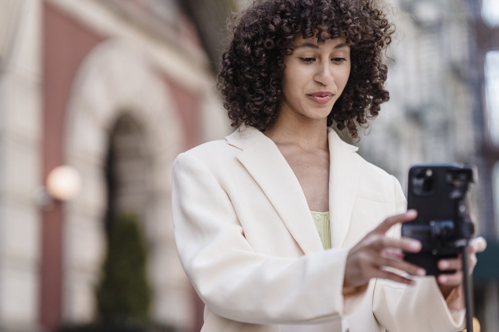 Una influencer elige un vídeo de su galería para subirlo como reel.