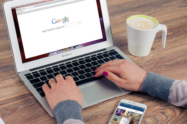 pexels-pixabay-38547-1 | Path Social Una persona che utilizza un Macbook per effettuare ricerche su Google.