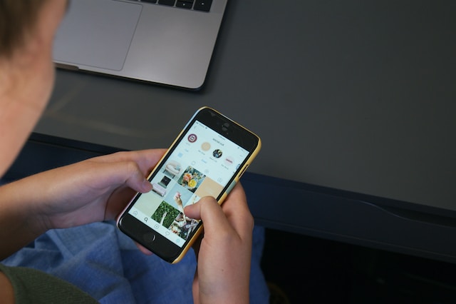 Een gebruiker controleert verschillende foto's op zijn IG account.