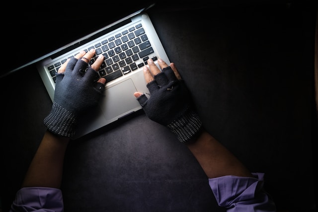 Een online stalker die op zijn toetsenbord typt om een slachtoffer lastig te vallen via een privébericht.