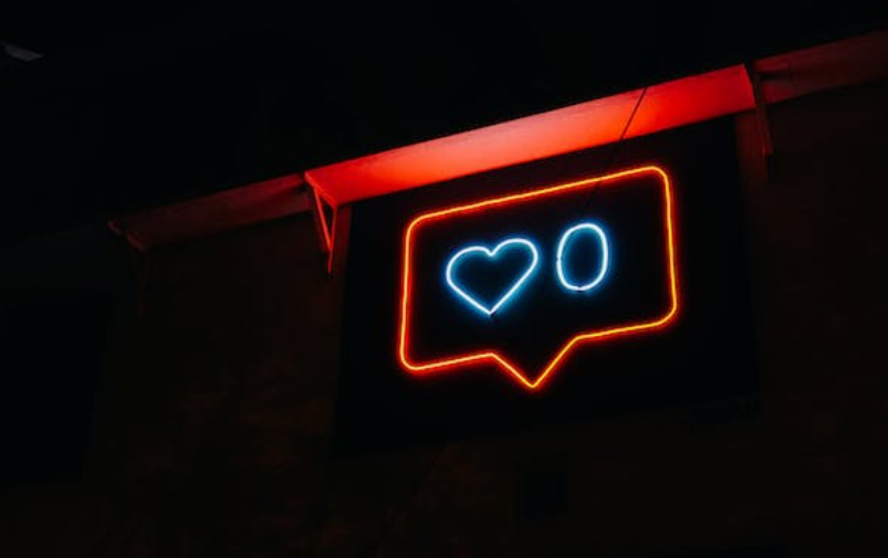 Een neon teken van Instagram.