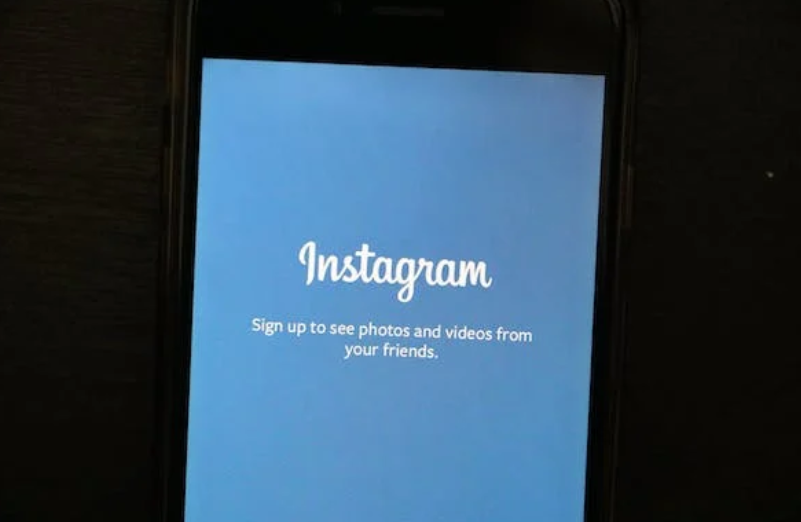 Instagram 携帯電話の画面に表示される登録ページ。