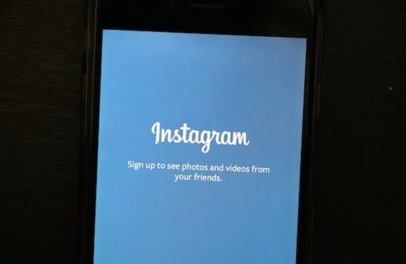 Una pagina di iscrizione a Instagram sullo schermo di un telefono.