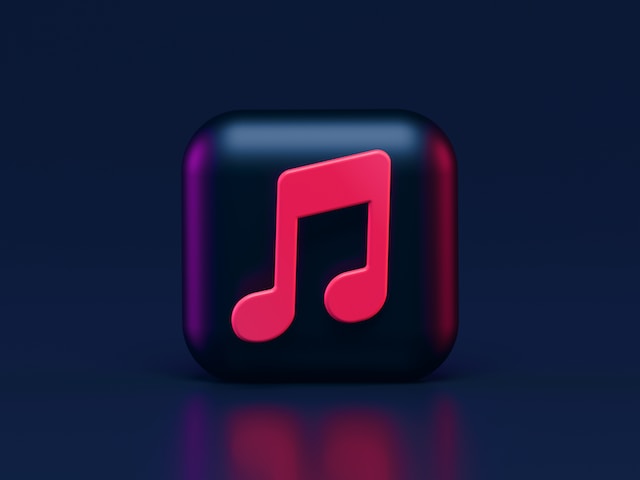 파란색과 검은색 배경에 검은색 사각형 버튼에 분홍색 음악 아이콘이 있는 3D 일러스트입니다.