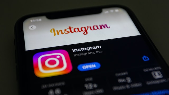 صورة لتطبيق Instagram مثبتة على الهاتف وجاهزة للفتح الآن.