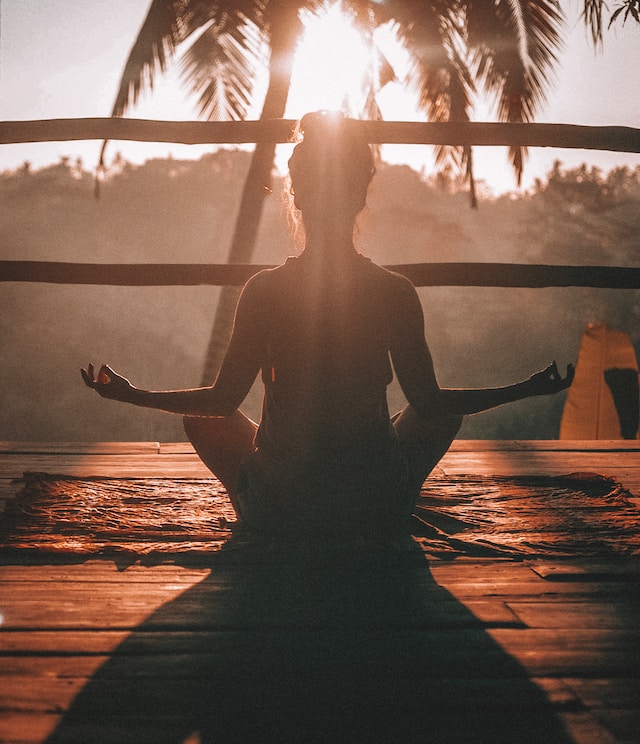 jared-rice-NTyBbu66_SI-unsplash-1 | Path Social Sagoma di una donna seduta in posizione yoga.